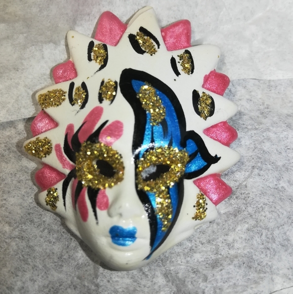 Vintage Mardi Gras pin - Picture 2 of 5